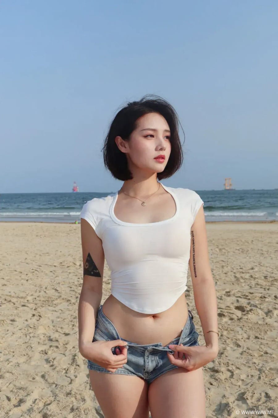 海边拍照，7个小动作，出片漂亮，自然好看显身材，松弛感满满-4 - 脱兔网