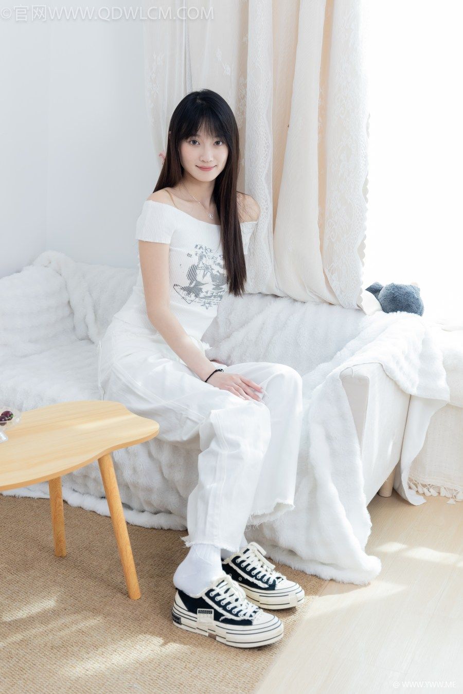 物恋传媒 NO.2670 山奈-帆布鞋、白棉袜-1 - HDMISS