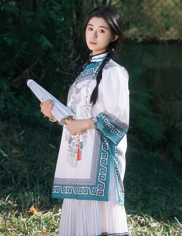 [YWW.ME] 误入江南水墨画里的民族风少女 尼古拉斯依