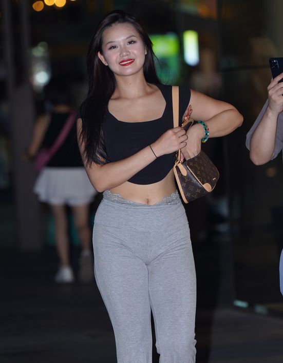 精选街拍 – 饱满诱人少妇