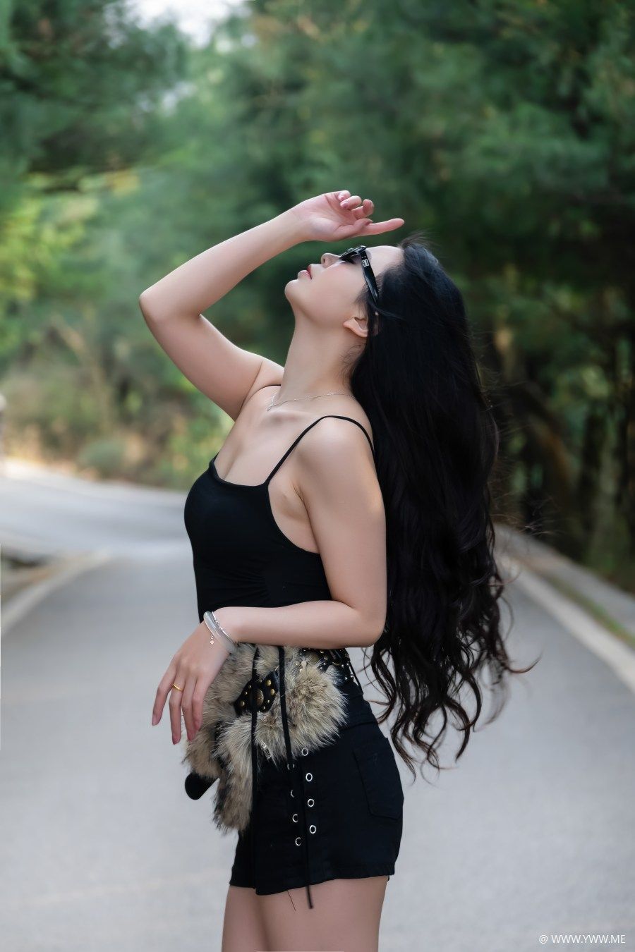 [YWW.ME] 森林树丛黑色性感美女-2 - 脱兔网