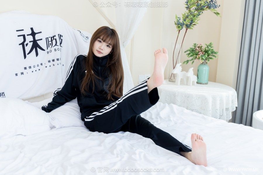 [袜啵啵] NO.703 甜甜圈-运动鞋、纯白棉袜-1 - HDMISS