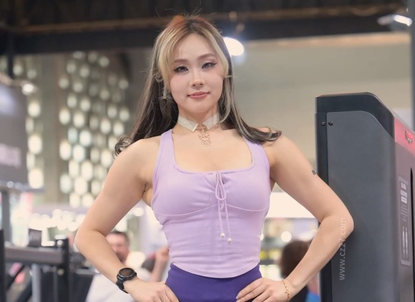 橙子摄影 – 紫色热裤翘臀美女