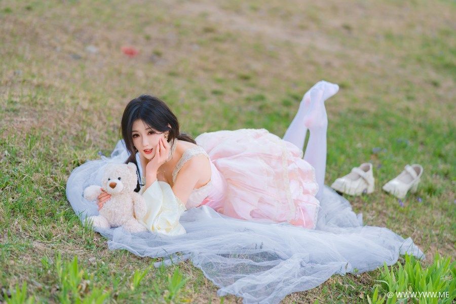 [YWW.ME] 甜妹洛丽塔洋装 春日草坪 小熊与少女的童话邂逅 林瑜-2 - HDMISS