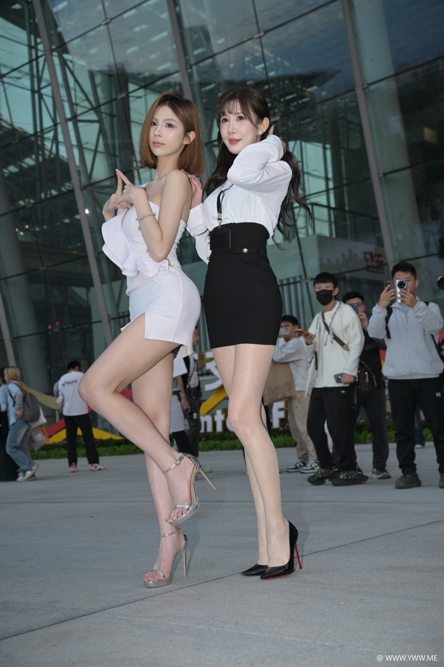 精选街拍 – 短裙美腿姐妹-2 - 脱兔网