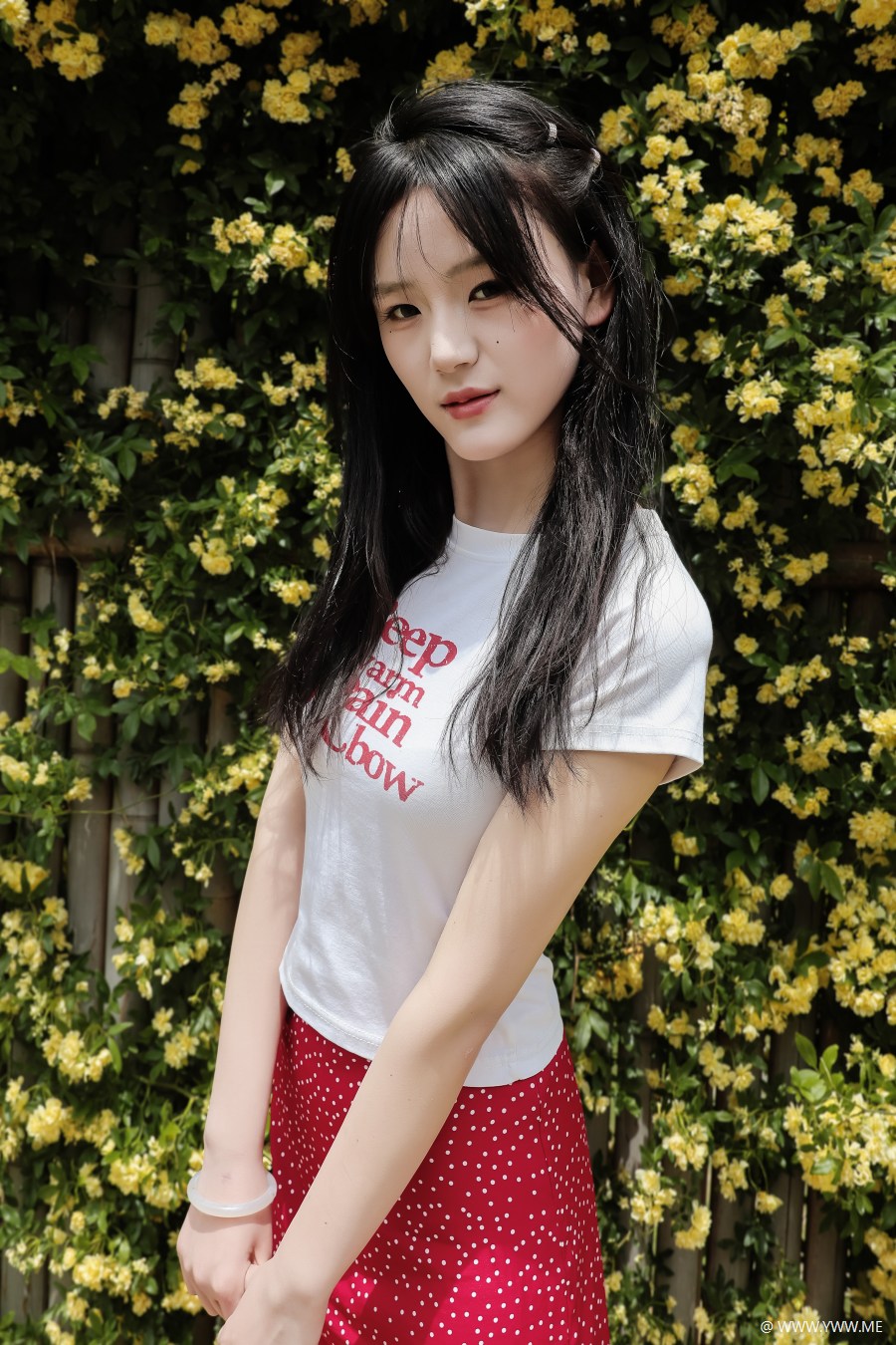 [YWW.ME] 黄木香白衣红裙子模特户外美女-1 - 尤丝