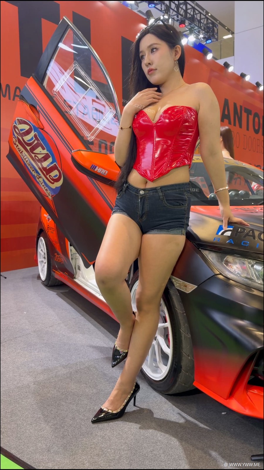 橙子摄影 – 红色低胸丰腴美女-1 - 尤丝