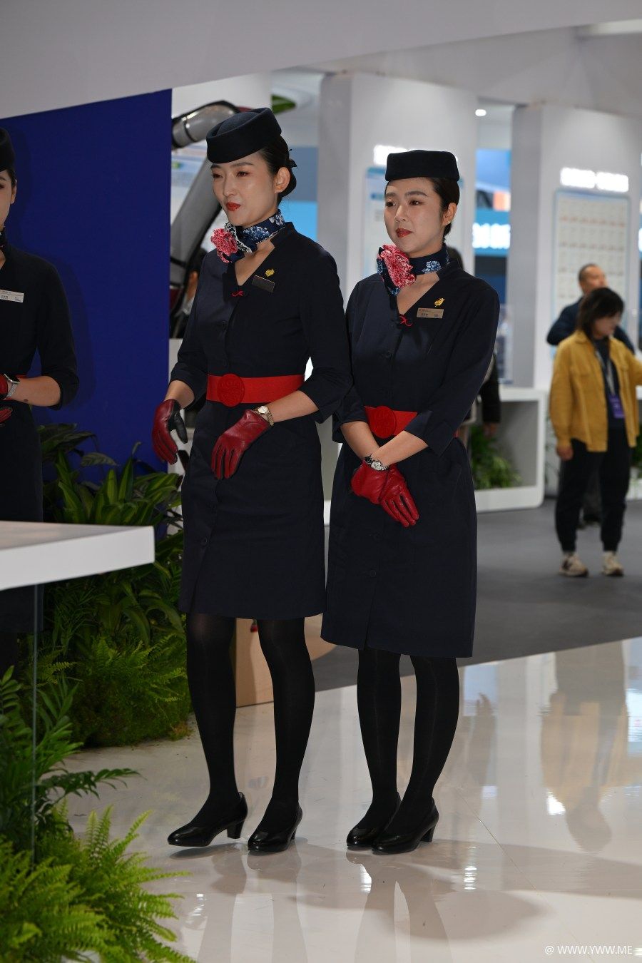 精选街拍 – 东方航空空姐-1 - 尤丝