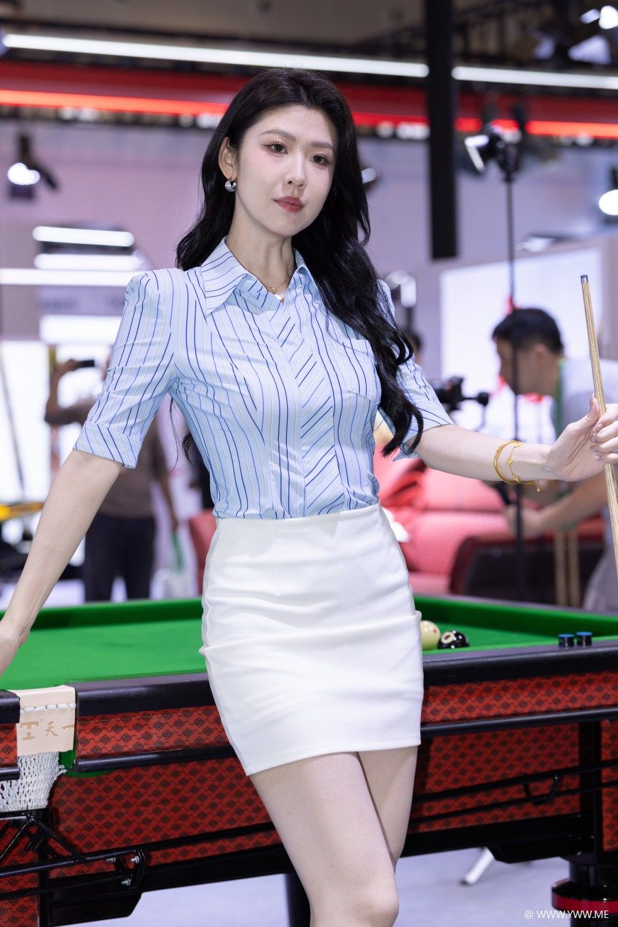 精选街拍 – 弦子的雪白美腿-4 - 尤丝