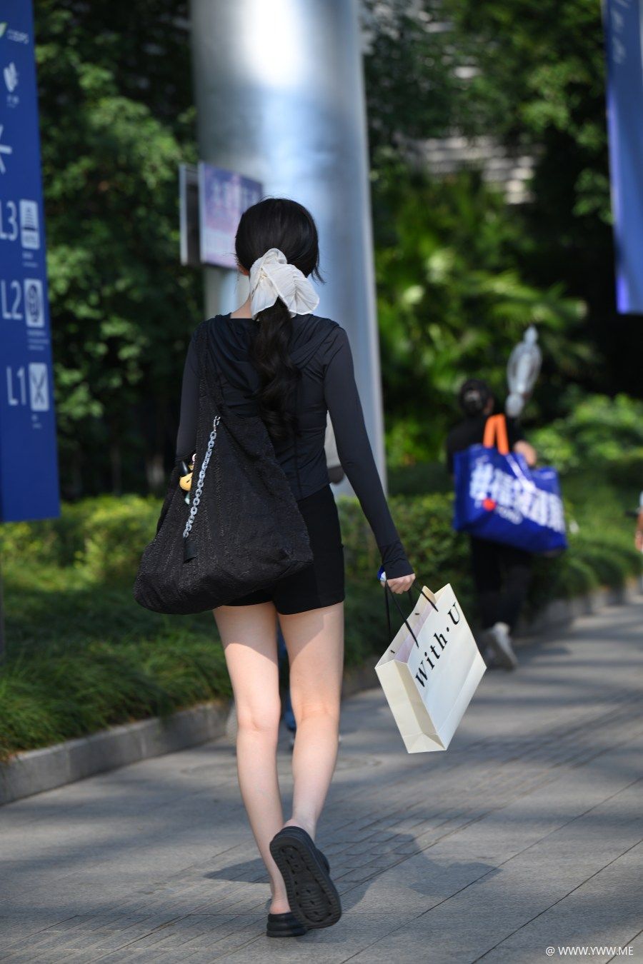 精选街拍 – 大白腿人字拖美女-2 - 尤丝