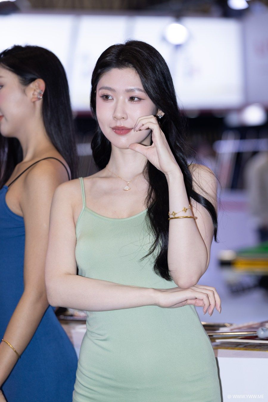 精选街拍 – 弦子绿色吊带裙-4 - 尤丝