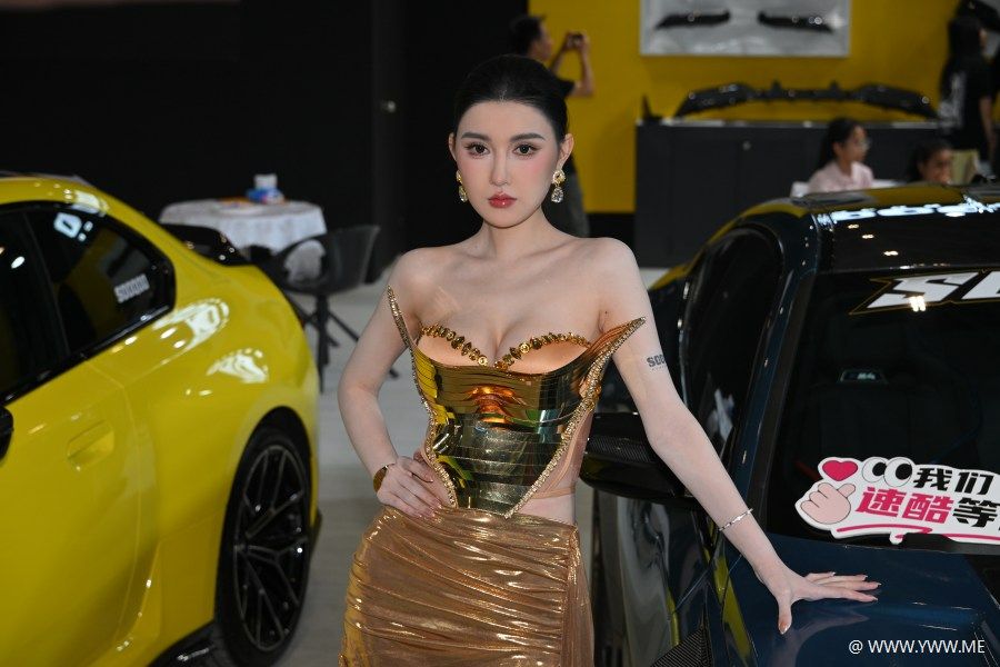 精选街拍 – 黄金甲大车头灯小露娜-4 - 尤丝